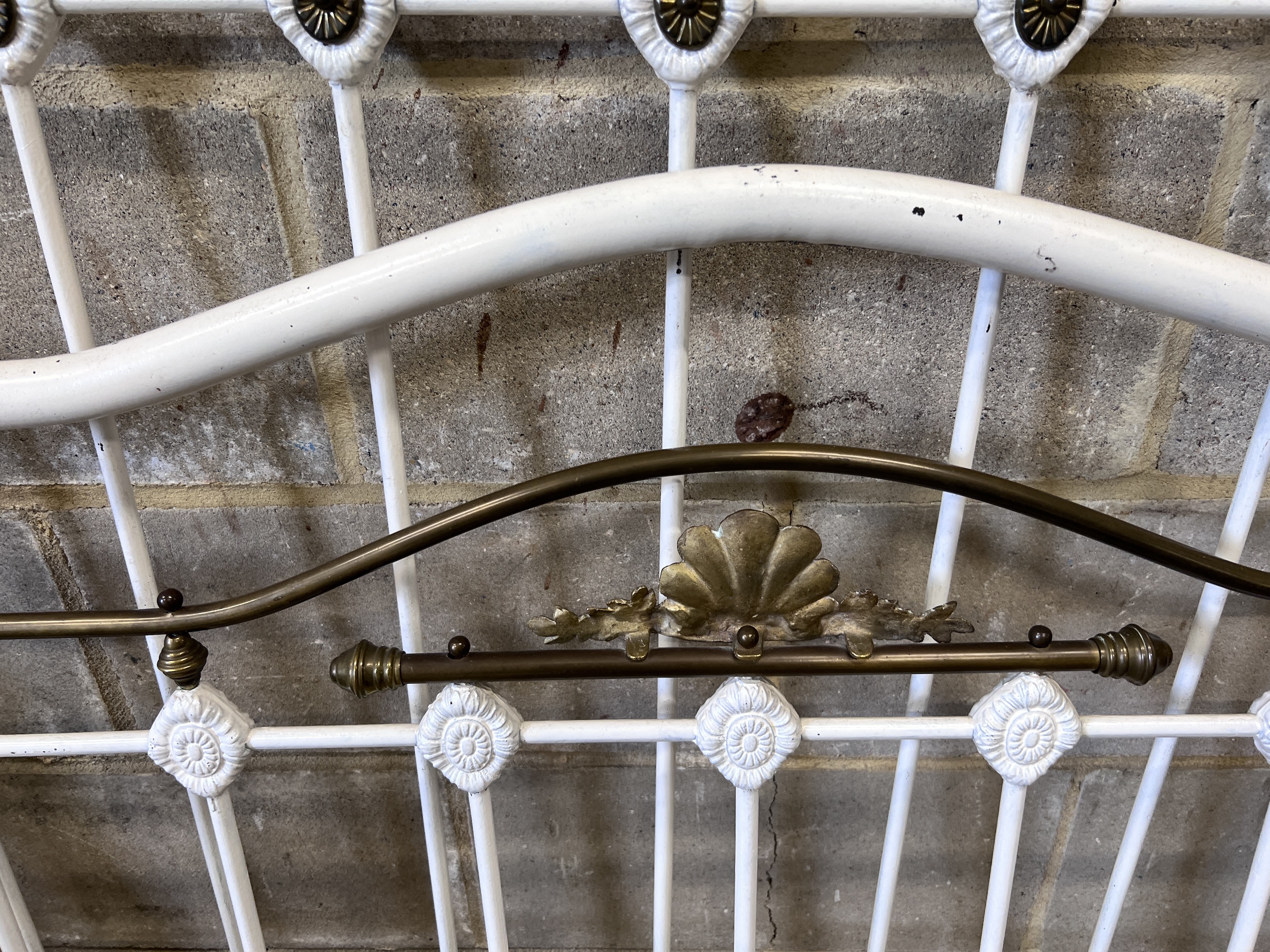 An Edwardian iron and brass bedstead, width 141cm